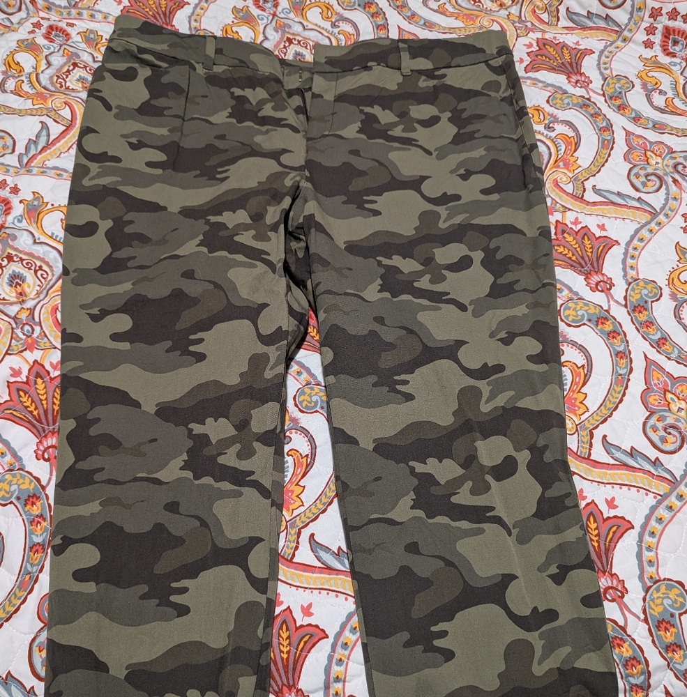NWOT Old Navy Green Camo Women's Pixie Pants